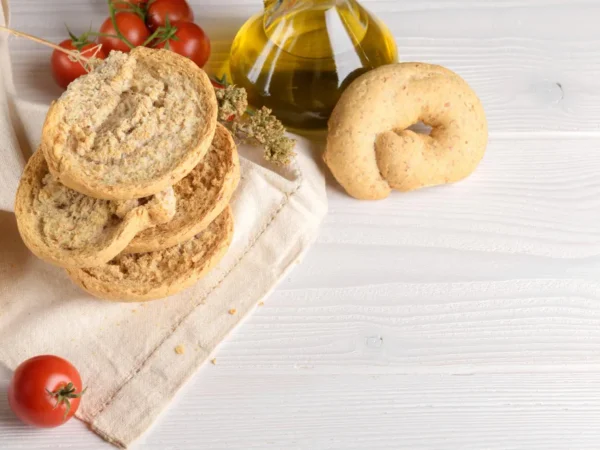 Παξιμαδάκια με τυρί & ντομάτα στο φούρνο